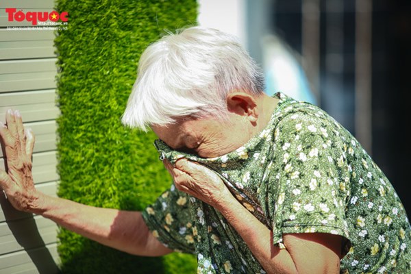 Bí thư Nguyễn Thiện Nhân bật khóc khi viếng bé trai bị cây phượng vĩ đè tử vong tại trường-5