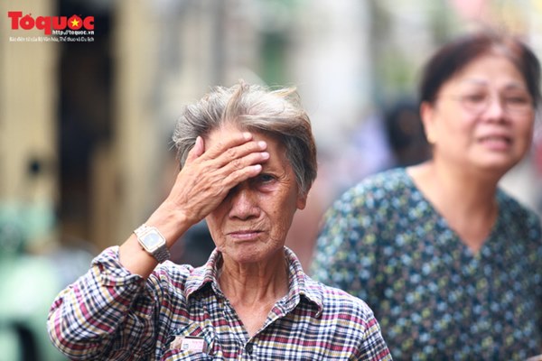 Bí thư Nguyễn Thiện Nhân bật khóc khi viếng bé trai bị cây phượng vĩ đè tử vong tại trường-6