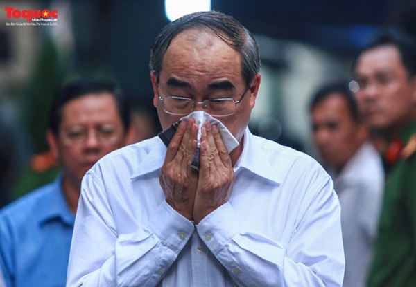 Bí thư Nguyễn Thiện Nhân bật khóc khi viếng bé trai bị cây phượng vĩ đè tử vong tại trường-10