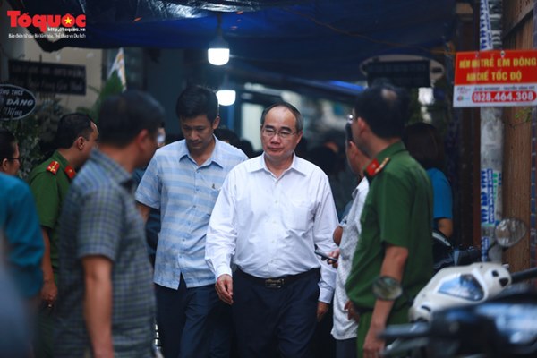 Bí thư Nguyễn Thiện Nhân bật khóc khi viếng bé trai bị cây phượng vĩ đè tử vong tại trường-11