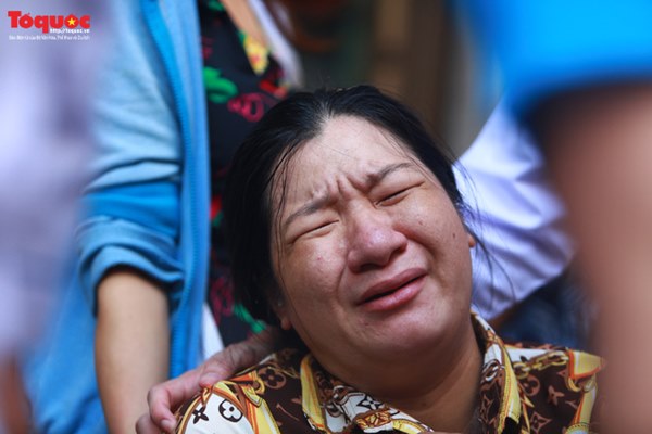 Bí thư Nguyễn Thiện Nhân bật khóc khi viếng bé trai bị cây phượng vĩ đè tử vong tại trường-13