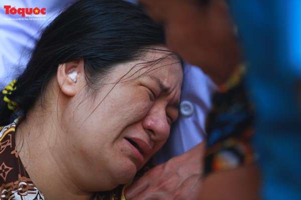 Bí thư Nguyễn Thiện Nhân bật khóc khi viếng bé trai bị cây phượng vĩ đè tử vong tại trường-15