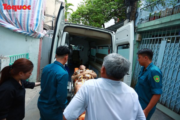 Bí thư Nguyễn Thiện Nhân bật khóc khi viếng bé trai bị cây phượng vĩ đè tử vong tại trường-16