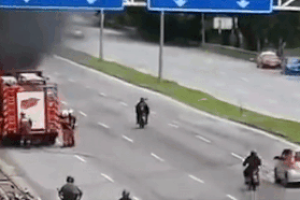 Đám cháy bùng phát từ tòa nhà do rò rỉ khí gas-1