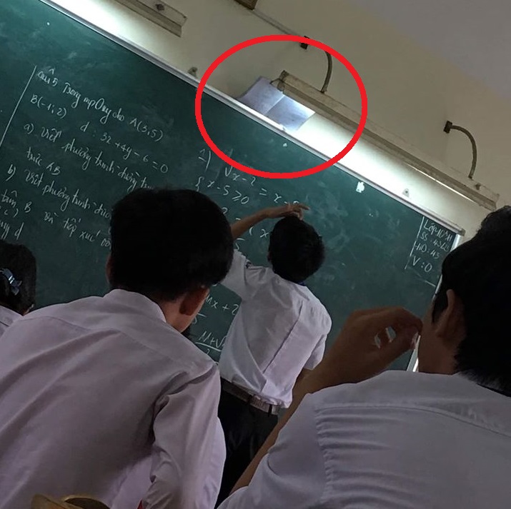 Lên bảng không cần sự trợ giúp từ đồng đội nam sinh vẫn viết nhoay nhoáy, nhưng chỉ 1 món đồ đã lật tẩy chiêu trò tinh quái-1