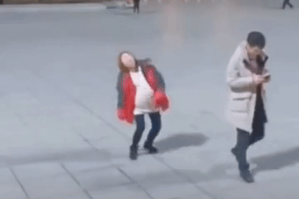 Cô gái xinh đẹp sở hữu chiếc tai kỳ lạ có thể kéo dài và cuốn cả chiếc dù để che nắng mỗi khi 2 tay bận xách đồ-3