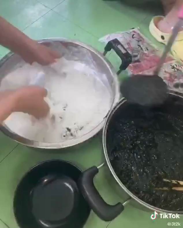 Đi đường ở Nhật tiện tay hái nắm lá, cô gái chế ngay được món bánh nức tiếng quê nhà khiến mọi người tới tấp hỏi công thức-4