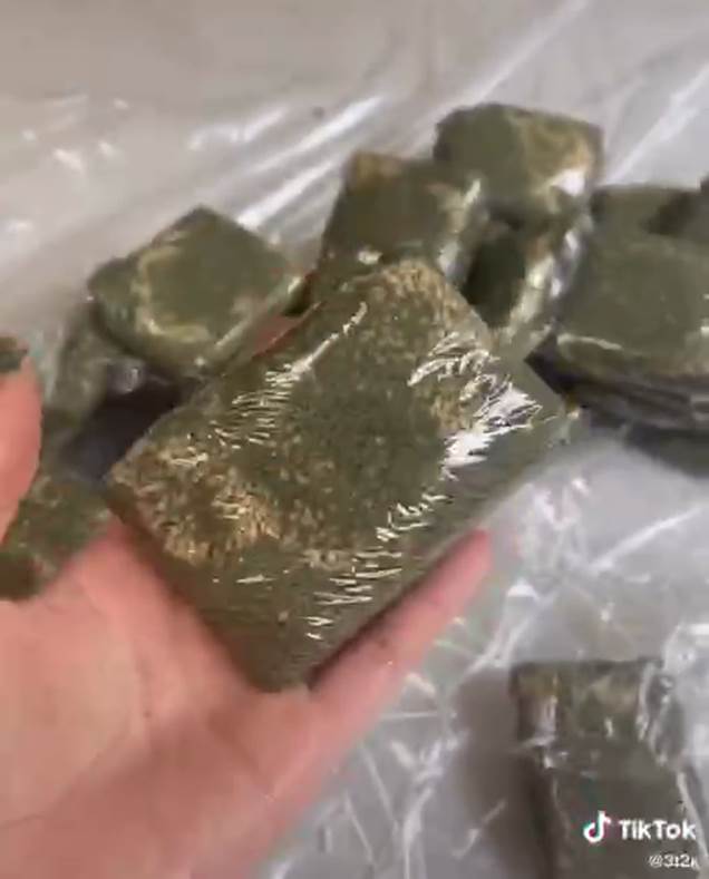 Đi đường ở Nhật tiện tay hái nắm lá, cô gái chế ngay được món bánh nức tiếng quê nhà khiến mọi người tới tấp hỏi công thức-5