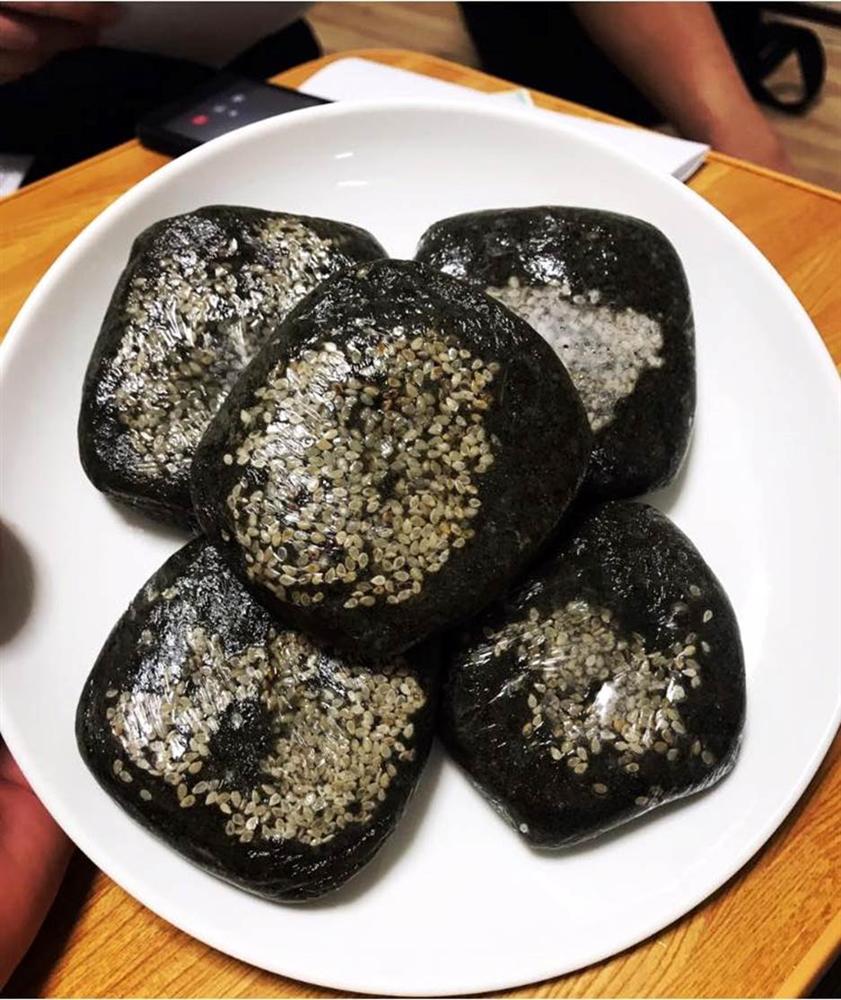 Đi đường ở Nhật tiện tay hái nắm lá, cô gái chế ngay được món bánh nức tiếng quê nhà khiến mọi người tới tấp hỏi công thức-7