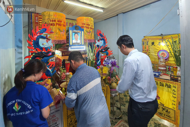 Người cha lặng lẽ bên linh cữu đứa con trai khi phép màu đã tắt: Nó còn khoanh tay chào tôi ngoan ngoãn đi vào trường, nào ngờ...-3