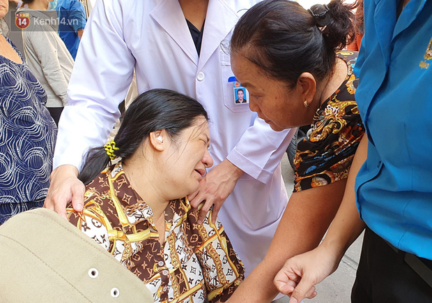 Người cha lặng lẽ bên linh cữu đứa con trai khi phép màu đã tắt: Nó còn khoanh tay chào tôi ngoan ngoãn đi vào trường, nào ngờ...-6