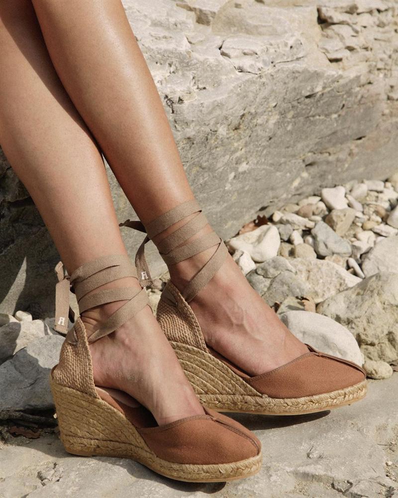 4 mẫu giày dép mùa Hè được lòng phụ nữ Pháp nhất vì diện thế nào cũng tinh tế và đẹp xinh khỏi nghĩ-10