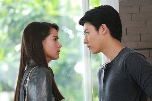 Đi làm về thấy bữa cơm tươm tất, chồng vẫn quắc mắt rồi làm loạn, hành động tiếp theo của vợ khiến dân mạng hoan hô-3