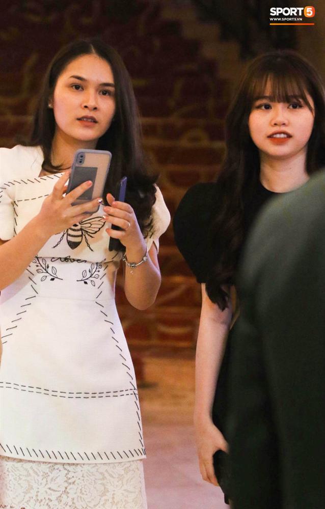 Nhan sắc xinh đẹp của vợ Đỗ Hùng Dũng - cầu thủ vừa giành danh hiệu Quả bóng vàng Việt Nam: Gái một con trông mòn con mắt-3