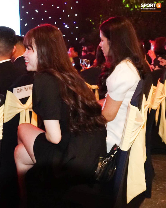 Nhan sắc xinh đẹp của vợ Đỗ Hùng Dũng - cầu thủ vừa giành danh hiệu Quả bóng vàng Việt Nam: Gái một con trông mòn con mắt-4