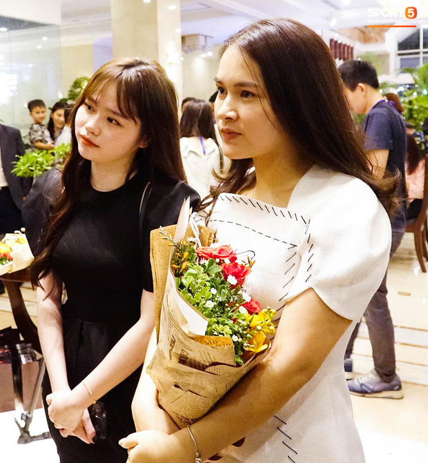 Nhan sắc xinh đẹp của vợ Đỗ Hùng Dũng - cầu thủ vừa giành danh hiệu Quả bóng vàng Việt Nam: Gái một con trông mòn con mắt-7