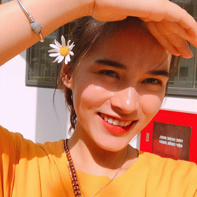 Nhan sắc xinh đẹp của vợ Đỗ Hùng Dũng - cầu thủ vừa giành danh hiệu Quả bóng vàng Việt Nam: Gái một con trông mòn con mắt-10