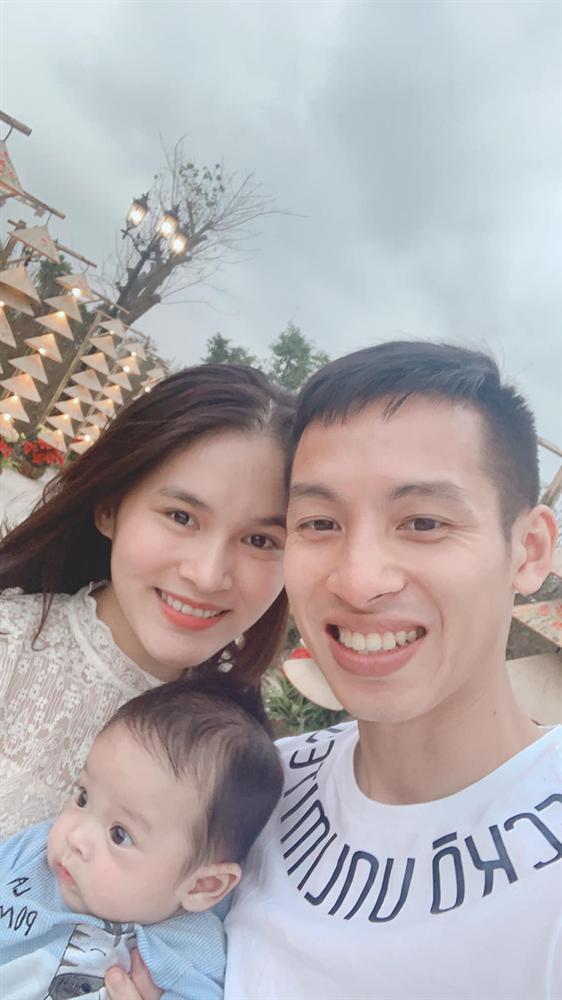 Nhan sắc xinh đẹp của vợ Đỗ Hùng Dũng - cầu thủ vừa giành danh hiệu Quả bóng vàng Việt Nam: Gái một con trông mòn con mắt-12