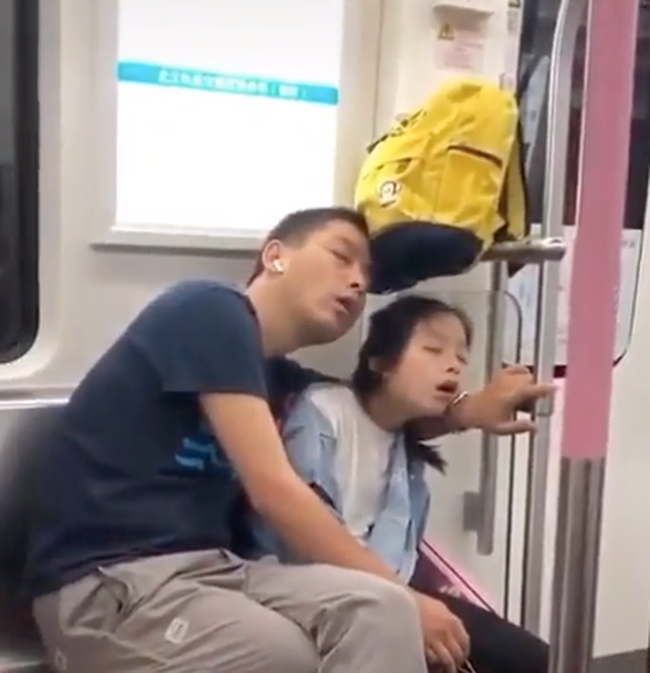 Đến tướng ngủ gật trên tàu điện cũng giống nhau không trượt phát nào của hai cha con khiến dân mạng đồng thanh: Đúng là giỏ nhà ai quai nhà nấy-1