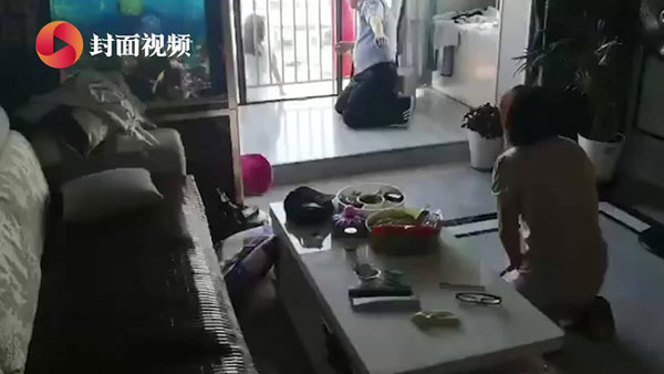 Cãi nhau với chị gái, cô bé 10 tuổi tuyệt vọng đòi nhảy lầu tự vẫn, mẹ khóc lóc quỳ xuống cầu xin tha thứ: Mẹ sẽ thay đổi-1