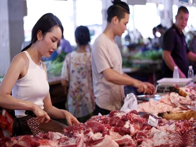 Giá thịt lợn bị thổi lên gần 300.000 đồng/kg, người dân sợ, tiểu thương khóc ròng-1