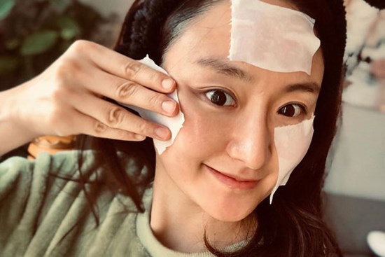 Làn da sẽ không nhận được bất cứ lợi lộc gì từ sản phẩm chống lão hóa, nếu bạn vướng 5 lỗi sau đây