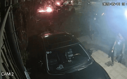 Một nhóm người ném bom xăng rồi ngăn không cho người dân chữa cháy, hai đứa trẻ bị bỏng nặng-1