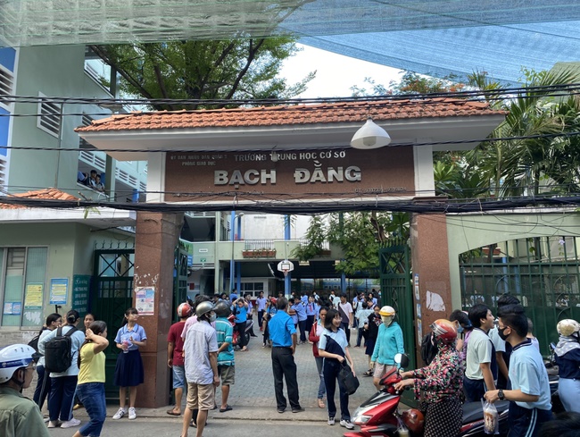 Hiệu trưởng THCS Bạch Đằng quyết định cho học sinh đi học ngay sau sự cố cây phượng đổ: Phụ huynh lo lắng nhưng tin vào trường-2