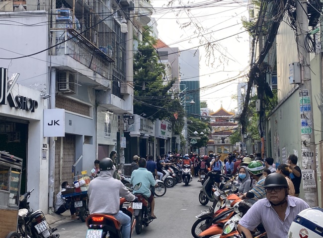 Hiệu trưởng THCS Bạch Đằng quyết định cho học sinh đi học ngay sau sự cố cây phượng đổ: Phụ huynh lo lắng nhưng tin vào trường-7