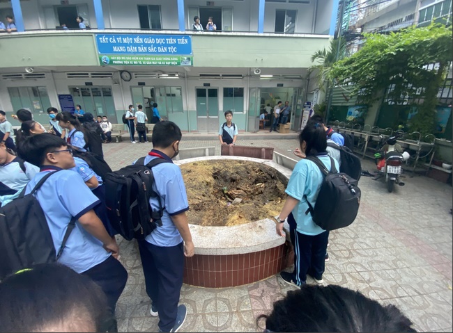 Hiệu trưởng THCS Bạch Đằng quyết định cho học sinh đi học ngay sau sự cố cây phượng đổ: Phụ huynh lo lắng nhưng tin vào trường-9