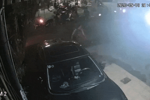 Hà Nội: Nghi do mâu thuẫn tiếng ồn, người đàn ông điên cuồng ném bom xăng sang nhà hàng xóm-3