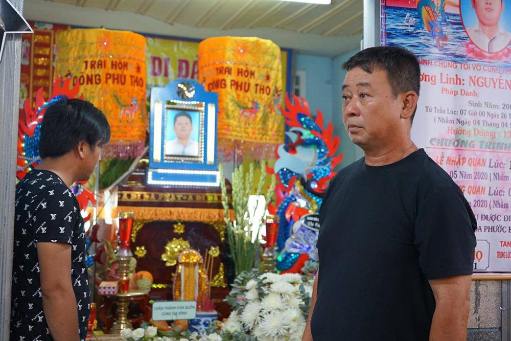 Bố thẫn thờ bên di ảnh con trai tử vong do cây đè: Tối nào ngủ con cũng ôm tôi-1