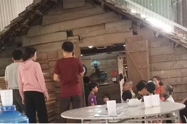 Phát hiện thi thể người phụ nữ cùng chiếc xe máy dưới ao sau khi liên hoan không về nhà-3