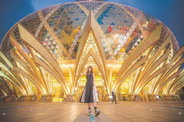 Cận cảnh công trình để đời nhất của ông trùm” sòng bạc Macau vừa qua đời: Toà nhà hình búp sen vàng khổng lồ, hình check-in ngập tràn MXH-18