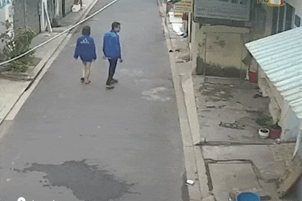 Đang nắm tay bạn gái đi dạo, thanh niên bỗng nổi hứng 