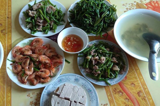 Đi làm về thấy bữa cơm tươm tất, chồng vẫn quắc mắt rồi 