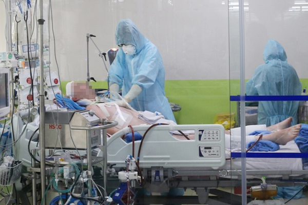 Bệnh nhân 91 có biểu cảm lúc bác sĩ trò chuyện, rơi nước mắt khi được hỏi thăm-2