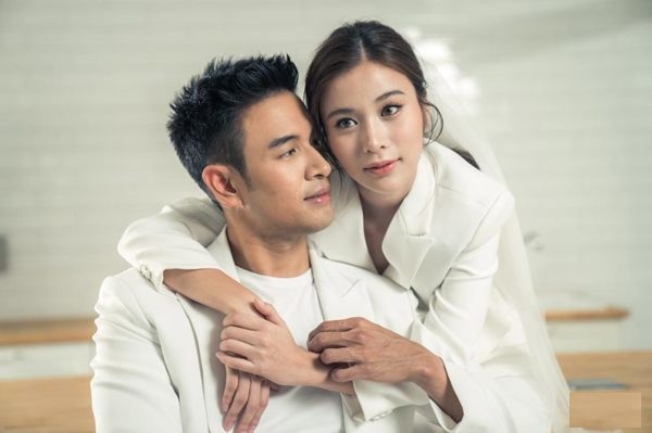 Vừa bước vào nhà, tôi dở khóc dở cười với cảnh chồng chăm con-1