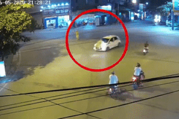 Tài xế quên kéo phanh tay, xe tải suýt đâm vào người đi đường-1