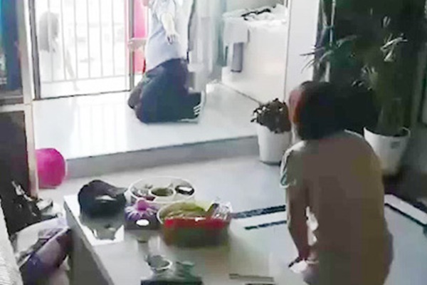 Nam sinh lớp 10 bất ngờ nhảy từ tầng 2 xuống sân trường, phát hiện mấy ngày qua có dấu hiệu bất thường-3