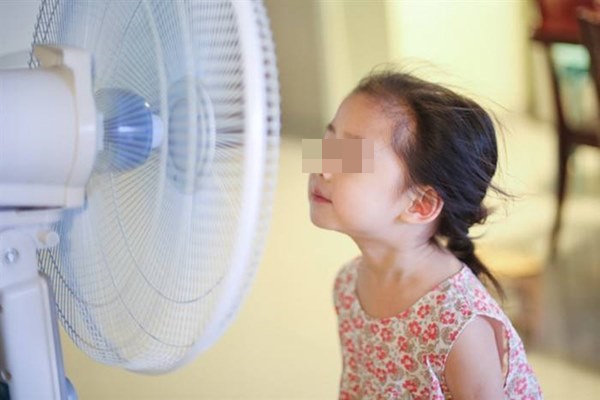 Cô bé 10 tuổi bị liệt mặt do sai lầm khi sử dụng quạt mùa hè của bố mẹ: Bác sĩ chỉ ra 4 sai lầm cần phải bỏ ngay để tránh rước bệnh cho cả nhà!-1