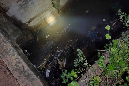 Ra chơi cùng bạn giữa trời mưa lớn, bé trai 4 tuổi trượt chân té xuống mương bị nước cuốn mất tích