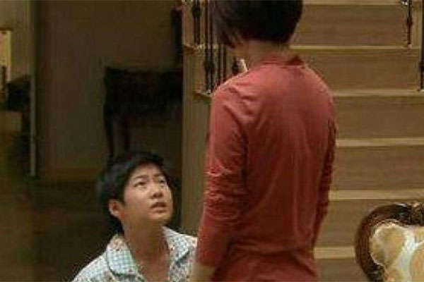 Vừa nhìn thấy tin nhắn từ ngân hàng, chồng trợn mắt nhìn tôi trân trân rồi 3 ngày sau đó anh đóng cửa im ỉm không bước chân ra khỏi nhà-2