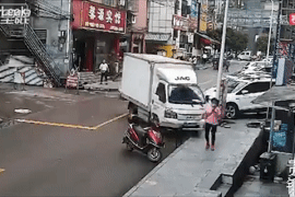 Tài xế quên kéo phanh tay, xe tải suýt đâm vào người đi đường