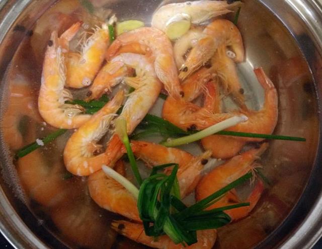 Thêm 3 nguyên liệu này, tôm luộc sạch mùi tanh, vị lại ngọt rất tự nhiên-2