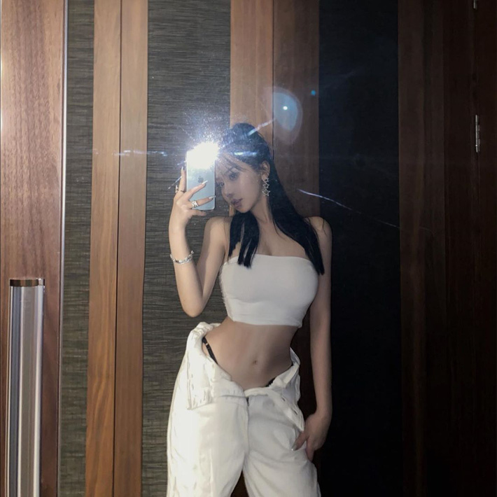 Loạt sao V-biz tiếp tục diện quần jeans nửa mặc nửa tụt” nhưng e là không ai hot bằng mẹ bầu sexy Hà Hồ-8