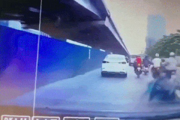 CLIP: Bị taxi tạt đầu gây hấn, xe con tăng tốc và pha mèo vờn chuột gay cấn như phim hành động-1