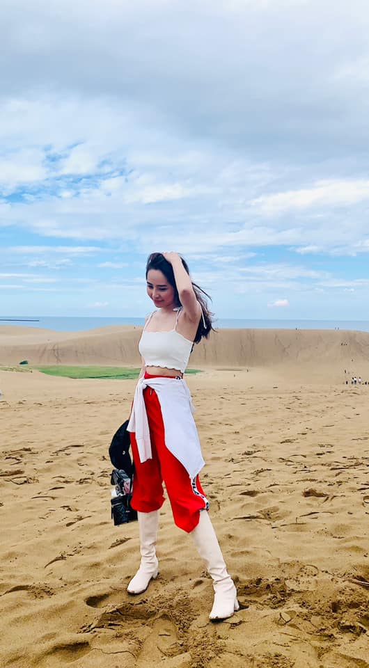 Vừa ăn mặc lệch pha với hội bạn, vừa chọn đồ đơn giản, Quỳnh Nga vẫn hút sóng nhờ đâu?-7