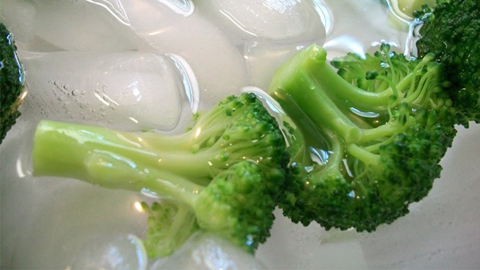 Đá lạnh có nhiều công dụng mà không biết dùng trong nấu ăn thì quá phí-1