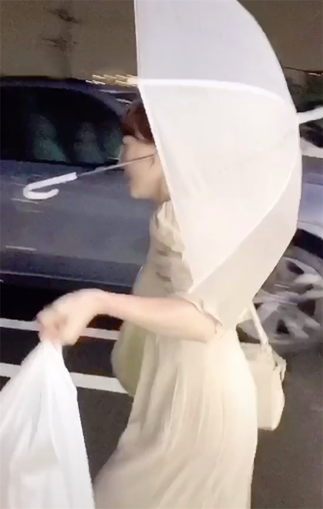 Cô gái xinh đẹp sở hữu chiếc tai kỳ lạ có thể kéo dài và cuốn cả chiếc dù để che nắng mỗi khi 2 tay bận xách đồ-2